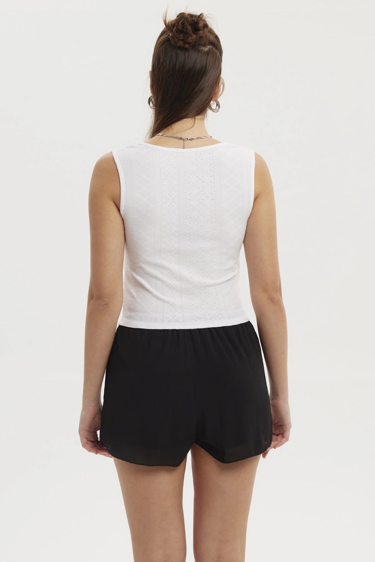 Polera blanca de mujer con escote cuadrado y detalle recogido en el centro lisa y sin estampado