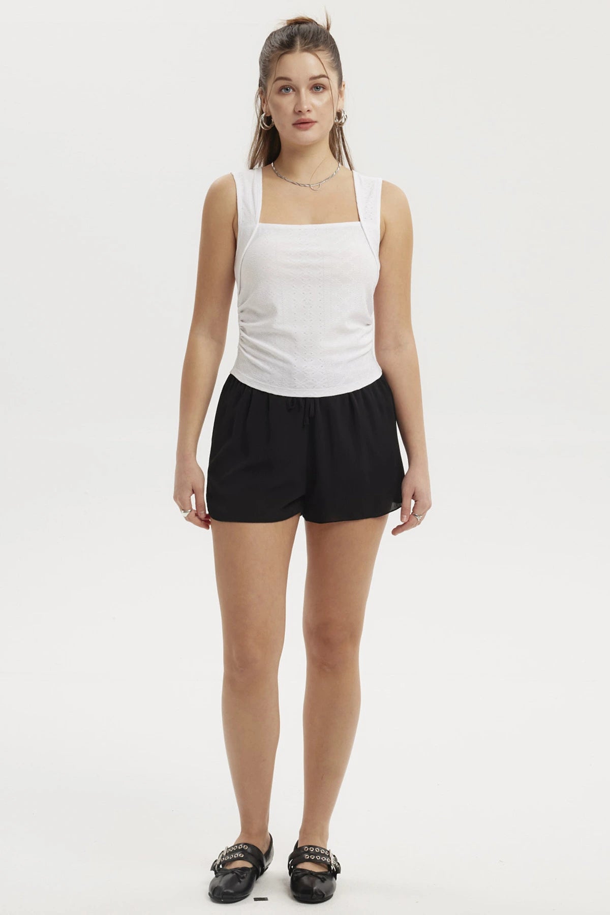 Polera blanca de mujer con escote cuadrado y detalle recogido en el centro lisa y sin estampado