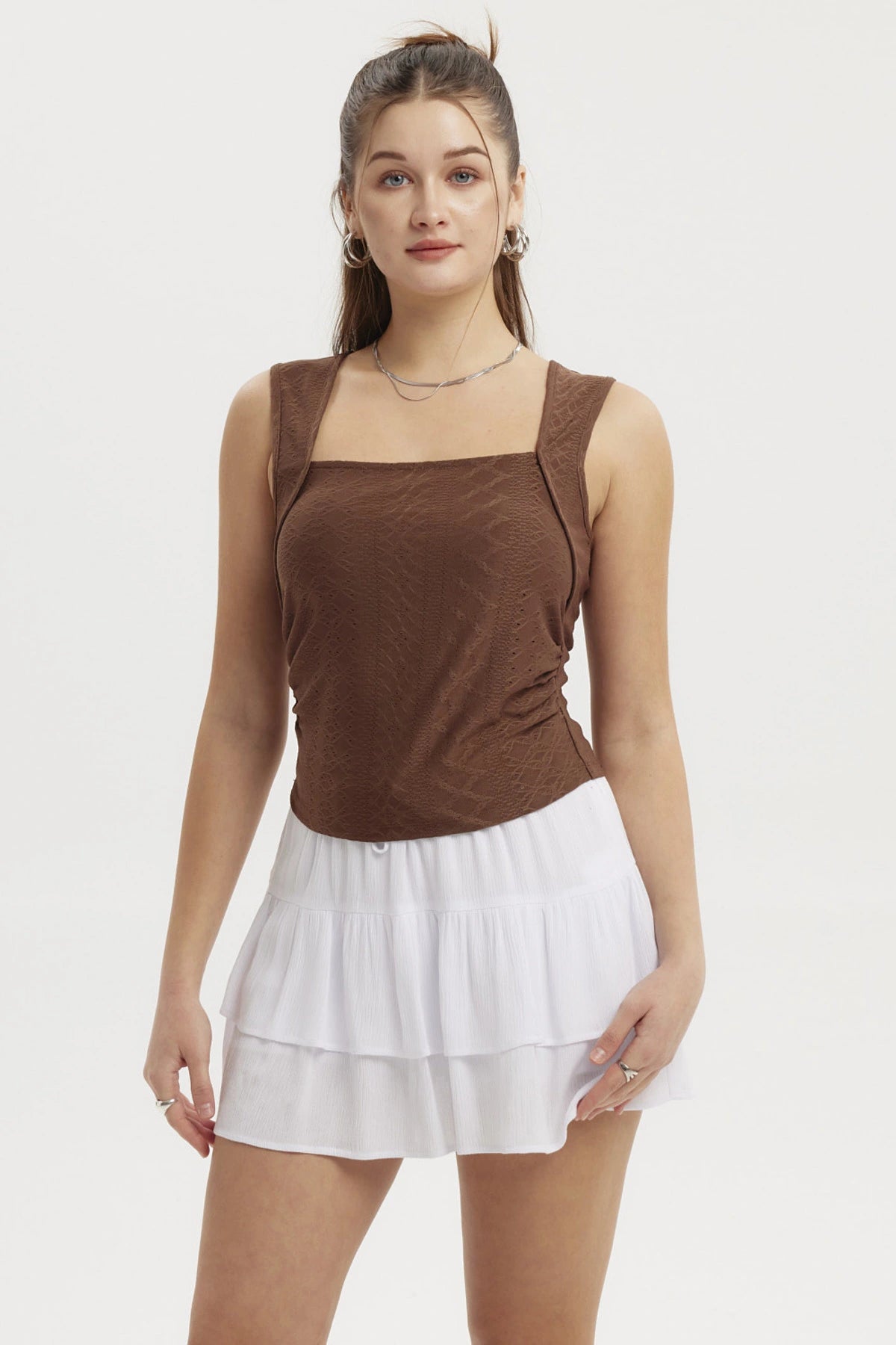 Polera café de mujer con escote cuadrado recogido y textura lisa