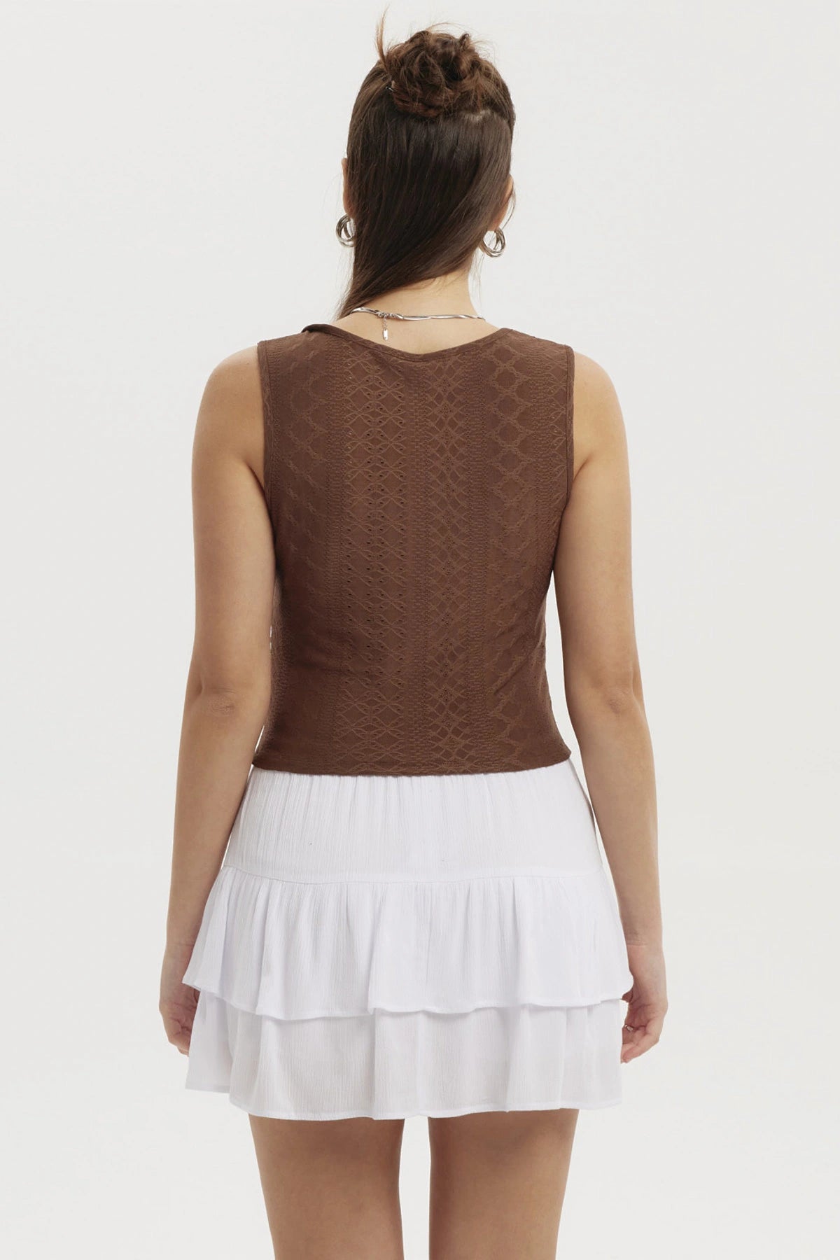 Polera café de mujer con escote cuadrado recogido y textura lisa