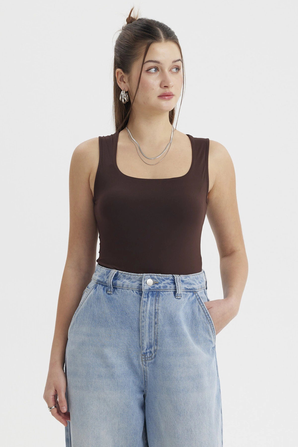 Polera mujer escote cuadrado lisa café oscuro sin estampas ideal para un look casual y cómodo