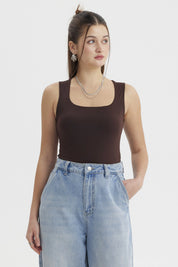 Polera mujer escote cuadrado lisa café oscuro sin estampas ideal para un look casual y cómodo