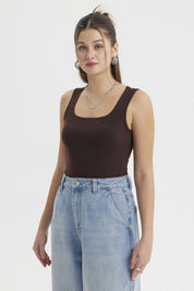 Polera mujer escote cuadrado lisa café oscuro sin estampas ideal para un look casual y cómodo