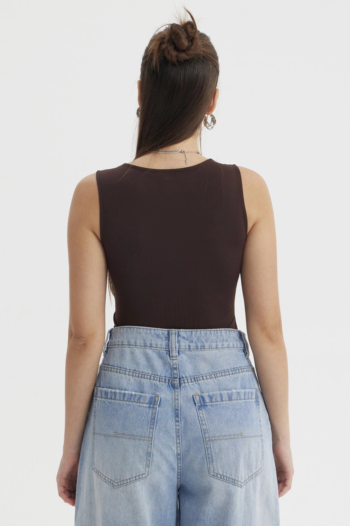 Polera mujer escote cuadrado lisa café oscuro sin estampas ideal para un look casual y cómodo