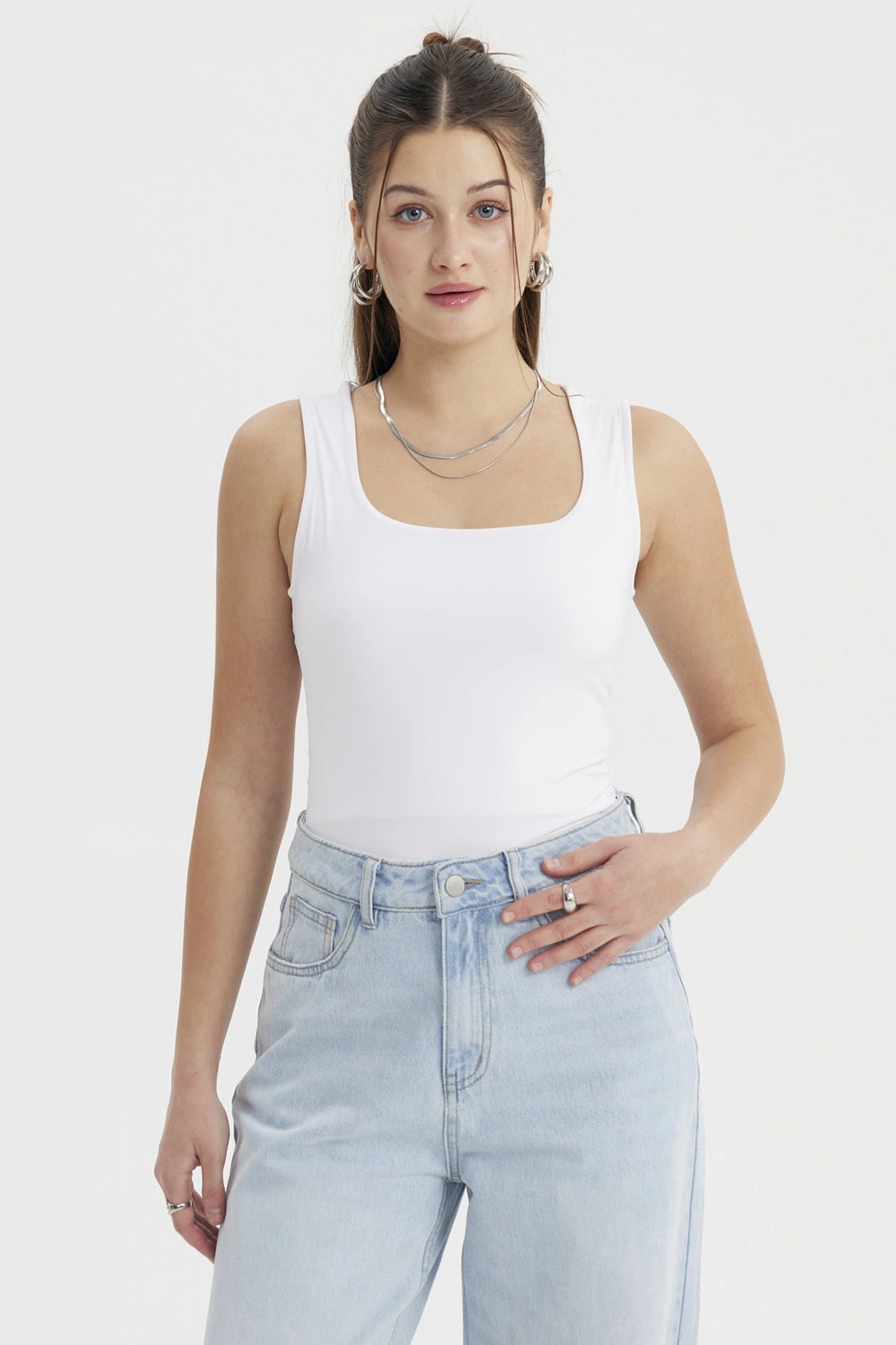 Polera mujer escote cuadrado liso blanco sin estampa ajuste ceñido perfecta para combinar con jeans en días casuales