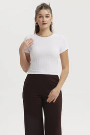 Polera blanca lisa de mujer con textura ondulada ajuste ceñido sin estampas ideal para un look casual y fresco