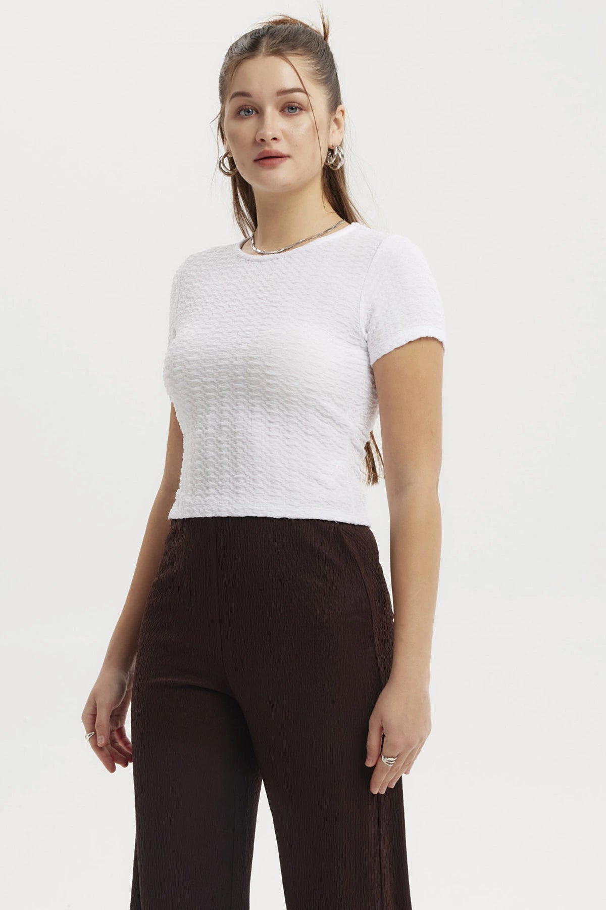 Polera blanca lisa de mujer con textura ondulada ajuste ceñido sin estampas ideal para un look casual y fresco