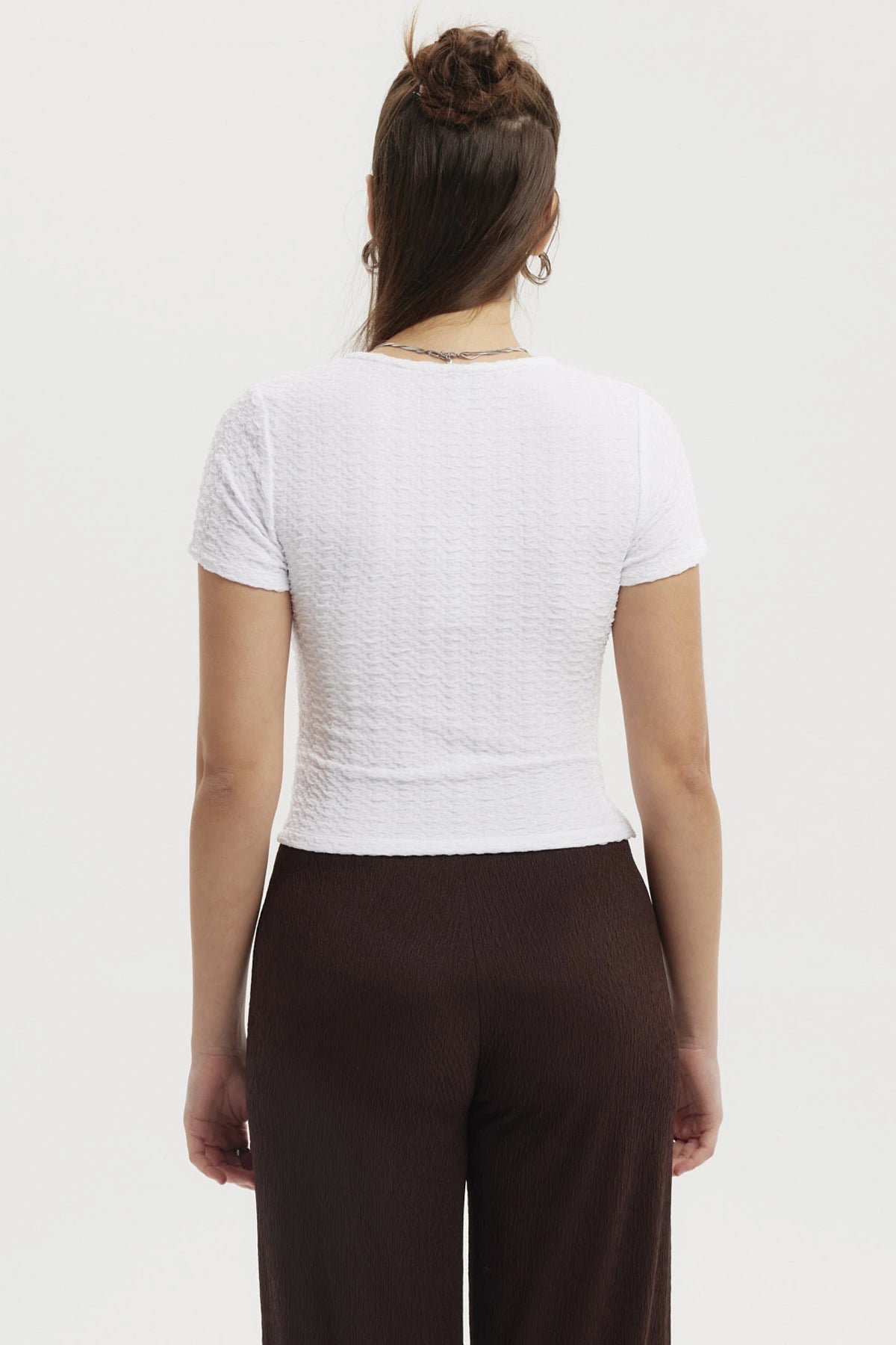 Polera blanca lisa de mujer con textura ondulada ajuste ceñido sin estampas ideal para un look casual y fresco