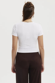 Polera blanca lisa de mujer con textura ondulada ajuste ceñido sin estampas ideal para un look casual y fresco