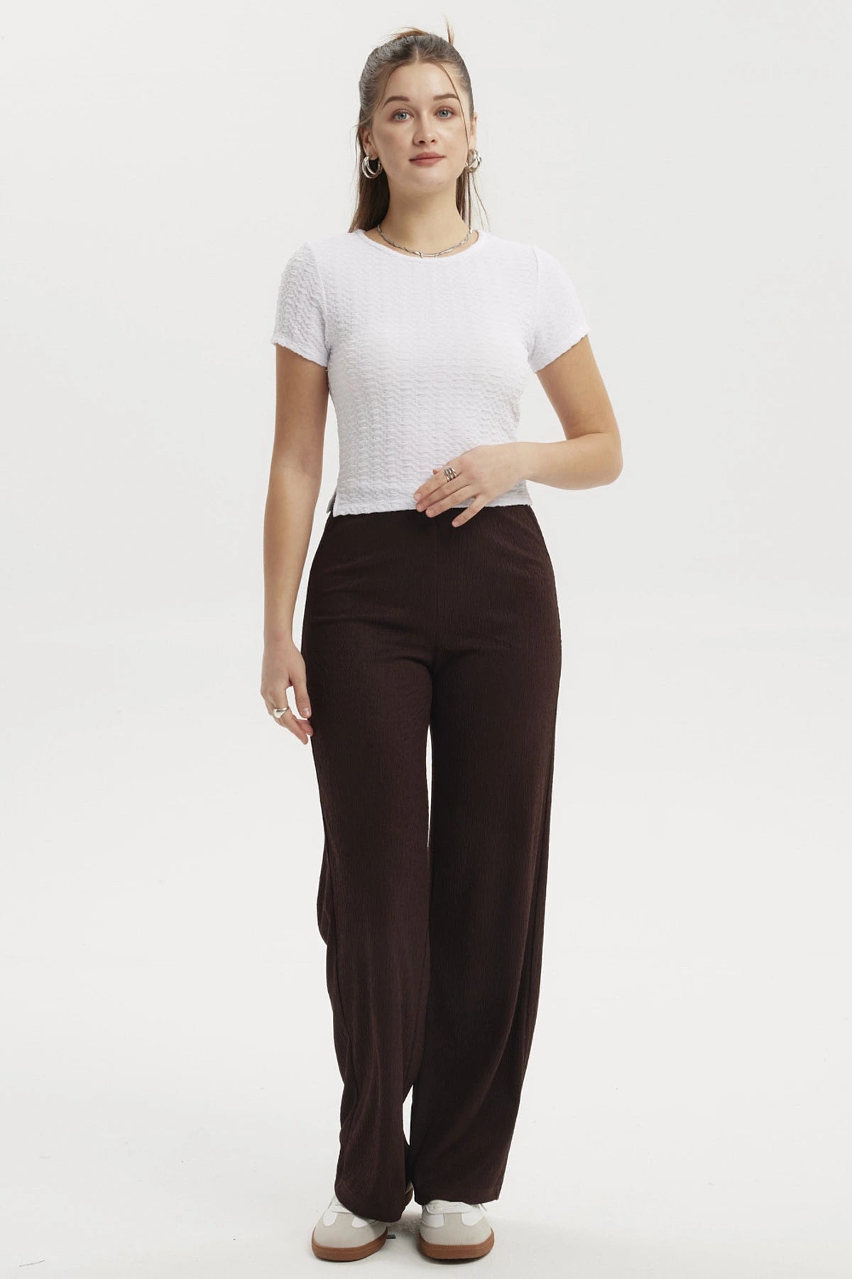 Polera blanca lisa de mujer con textura ondulada ajuste ceñido sin estampas ideal para un look casual y fresco