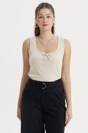 Polera sin mangas beige con lazo pequeño en el escote diseño liso ideal para un look casual y fresco