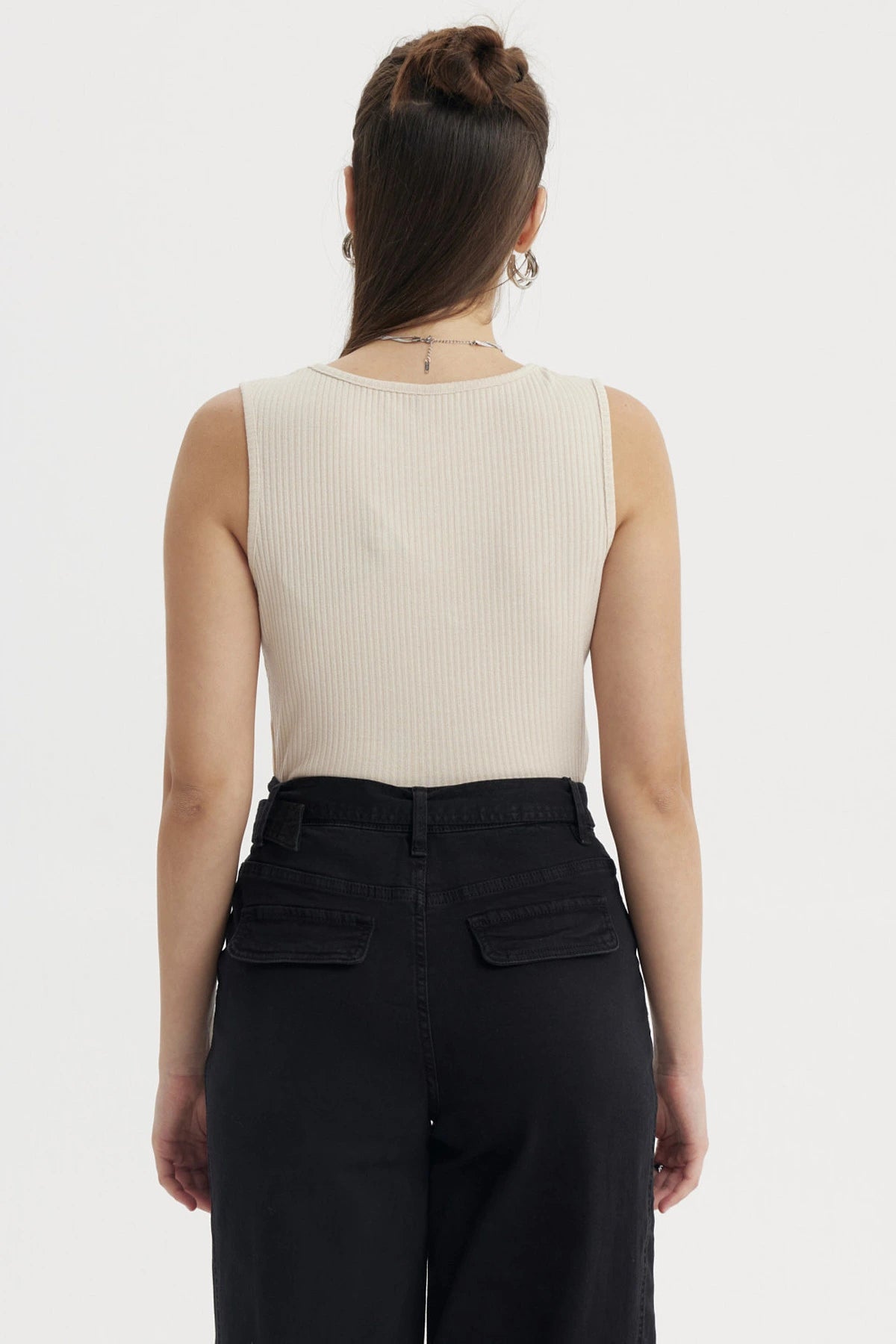 Polera sin mangas beige con lazo pequeño en el escote diseño liso ideal para un look casual y fresco