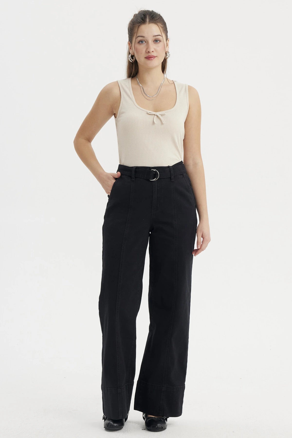 Polera sin mangas beige con lazo pequeño en el escote diseño liso ideal para un look casual y fresco