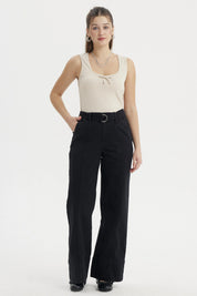 Polera sin mangas beige con lazo pequeño en el escote diseño liso ideal para un look casual y fresco