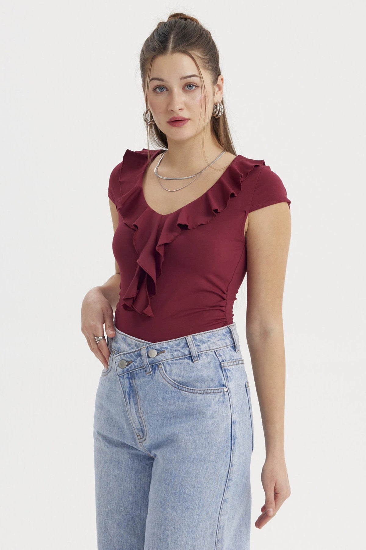Polera mujer roja con vuelos en escote y mangas corta lisa elegante