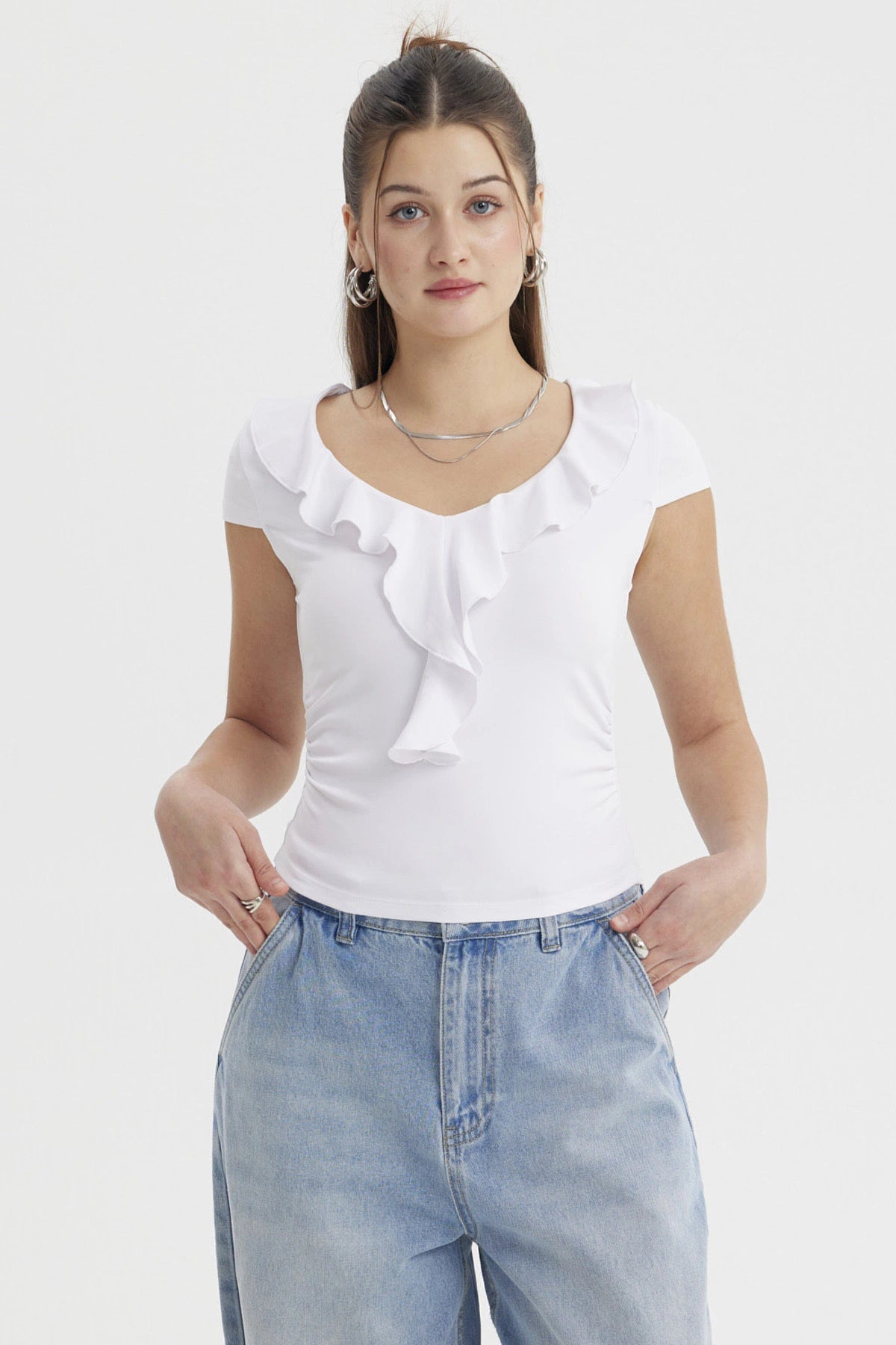 Polera blanca de mujer con vuelos en el escote estilo casual sin estampa lisa y ajustada