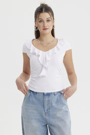 Polera blanca de mujer con vuelos en el escote estilo casual sin estampa lisa y ajustada