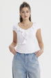 Polera blanca de mujer con vuelos en el escote estilo casual sin estampa lisa y ajustada