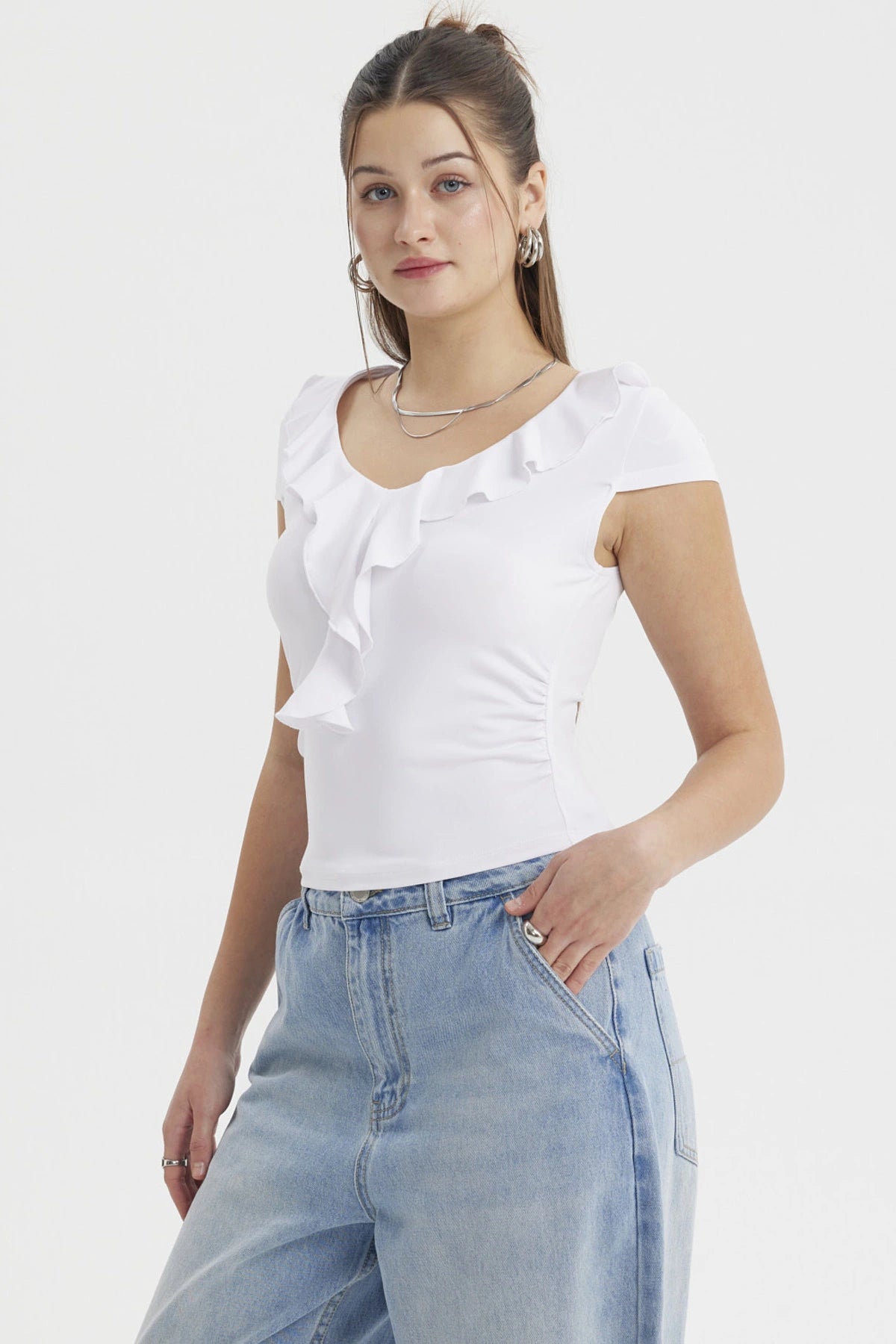 Polera blanca de mujer con vuelos en el escote estilo casual sin estampa lisa y ajustada
