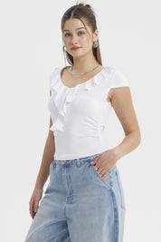 Polera blanca de mujer con vuelos en el escote estilo casual sin estampa lisa y ajustada