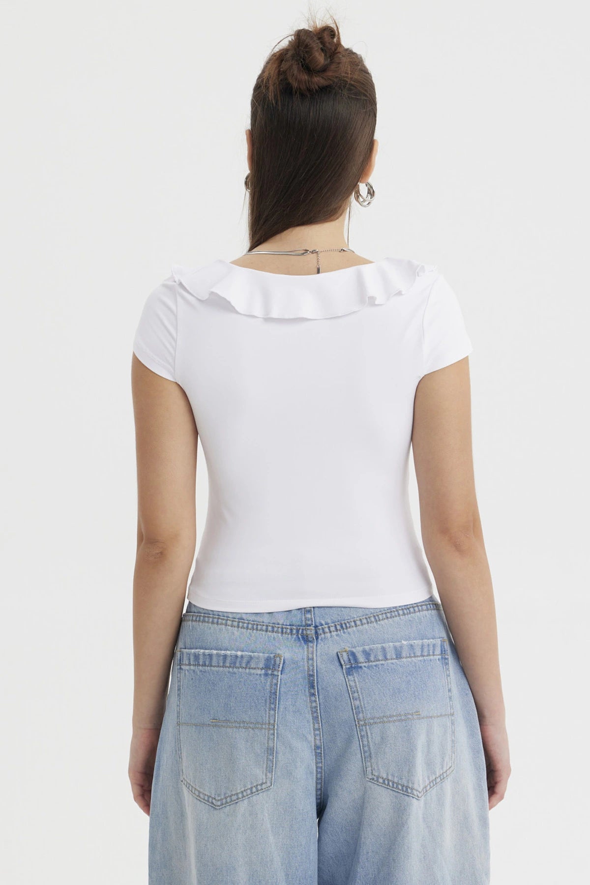 Polera blanca de mujer con vuelos en el escote estilo casual sin estampa lisa y ajustada