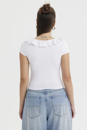 Polera blanca de mujer con vuelos en el escote estilo casual sin estampa lisa y ajustada