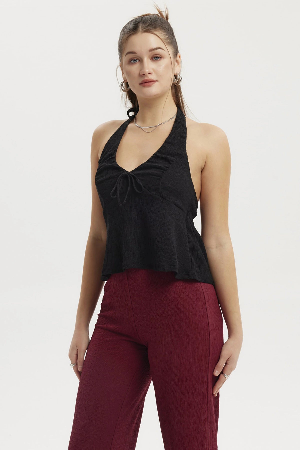 Polera mujer negra tipo halter con lazo en el pecho diseño liso sin estampado ajuste elegante y cómodo