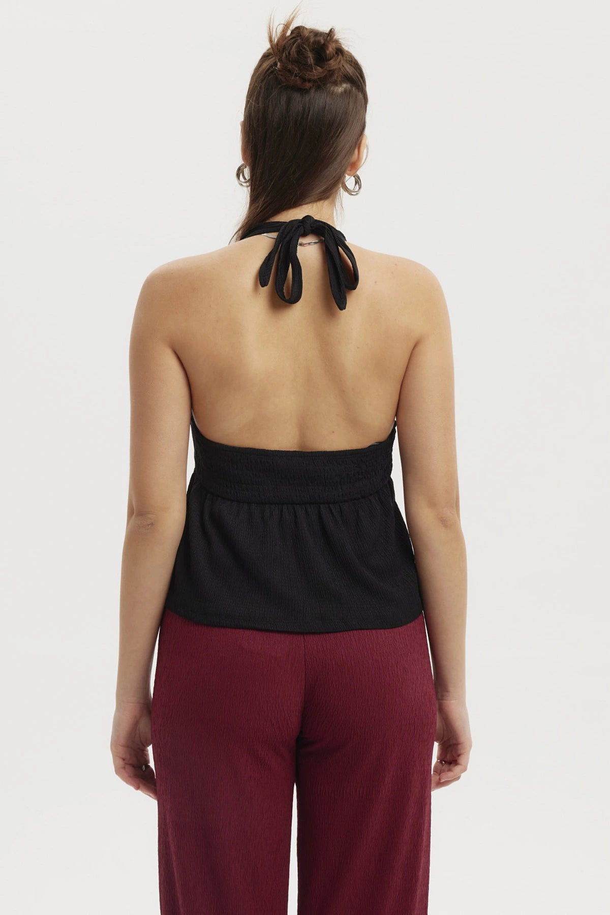 Polera mujer negra tipo halter con lazo en el pecho diseño liso sin estampado ajuste elegante y cómodo