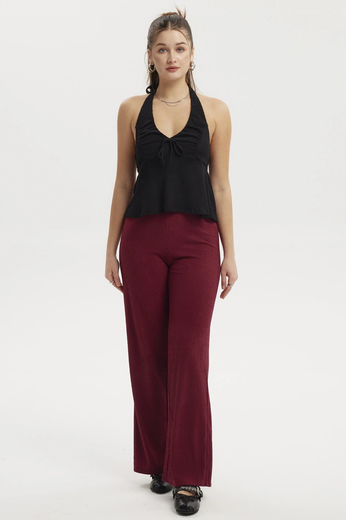 Polera mujer negra tipo halter con lazo en el pecho diseño liso sin estampado ajuste elegante y cómodo