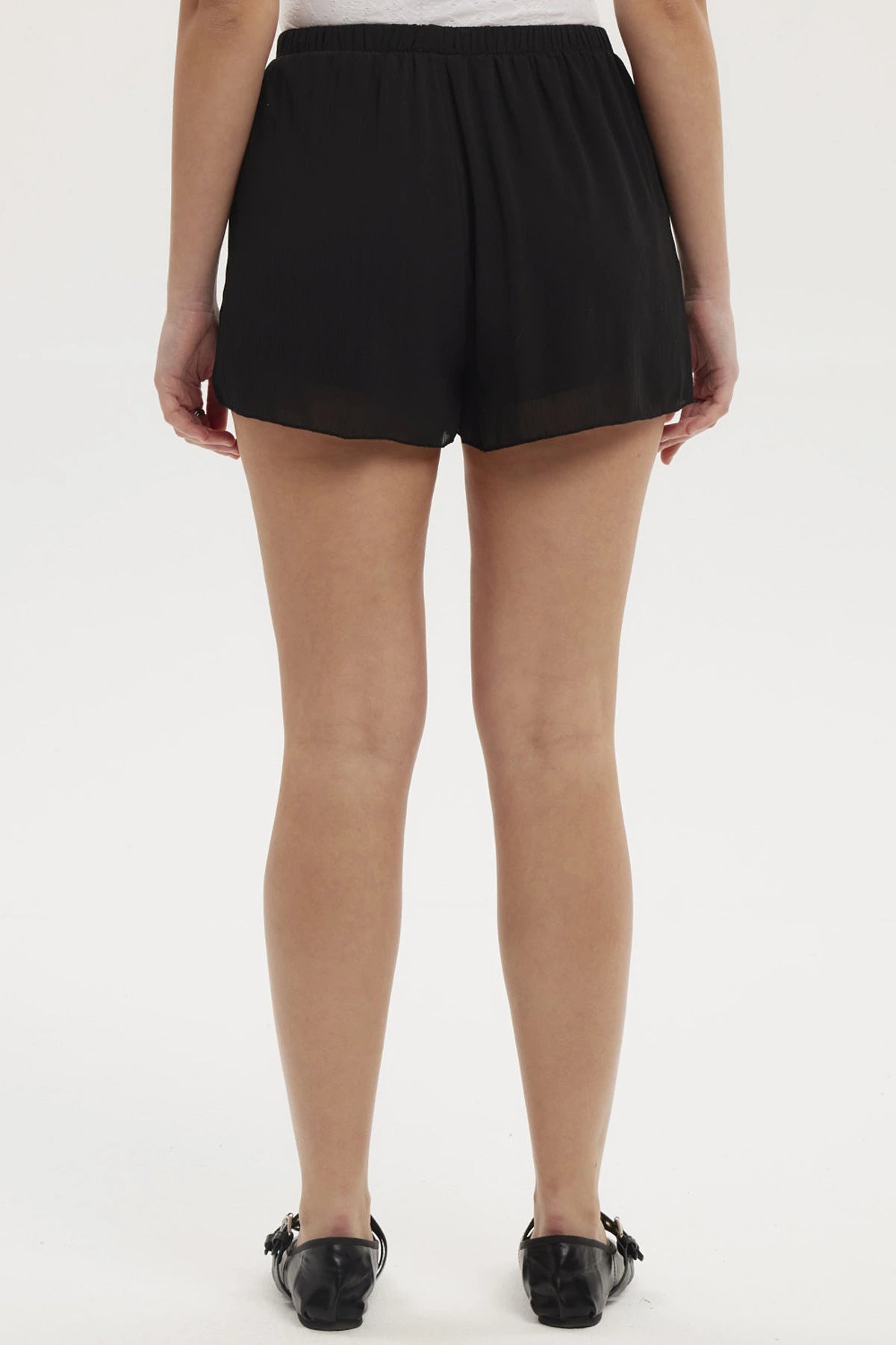 Short mujer negro con pretina elástica y cordón liso ideal para días de verano y estilo casual elegante