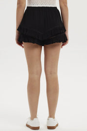 Short negro de mujer con capas de volantes ligeros estilo bohemio sin estampa diseño liso ideal para verano