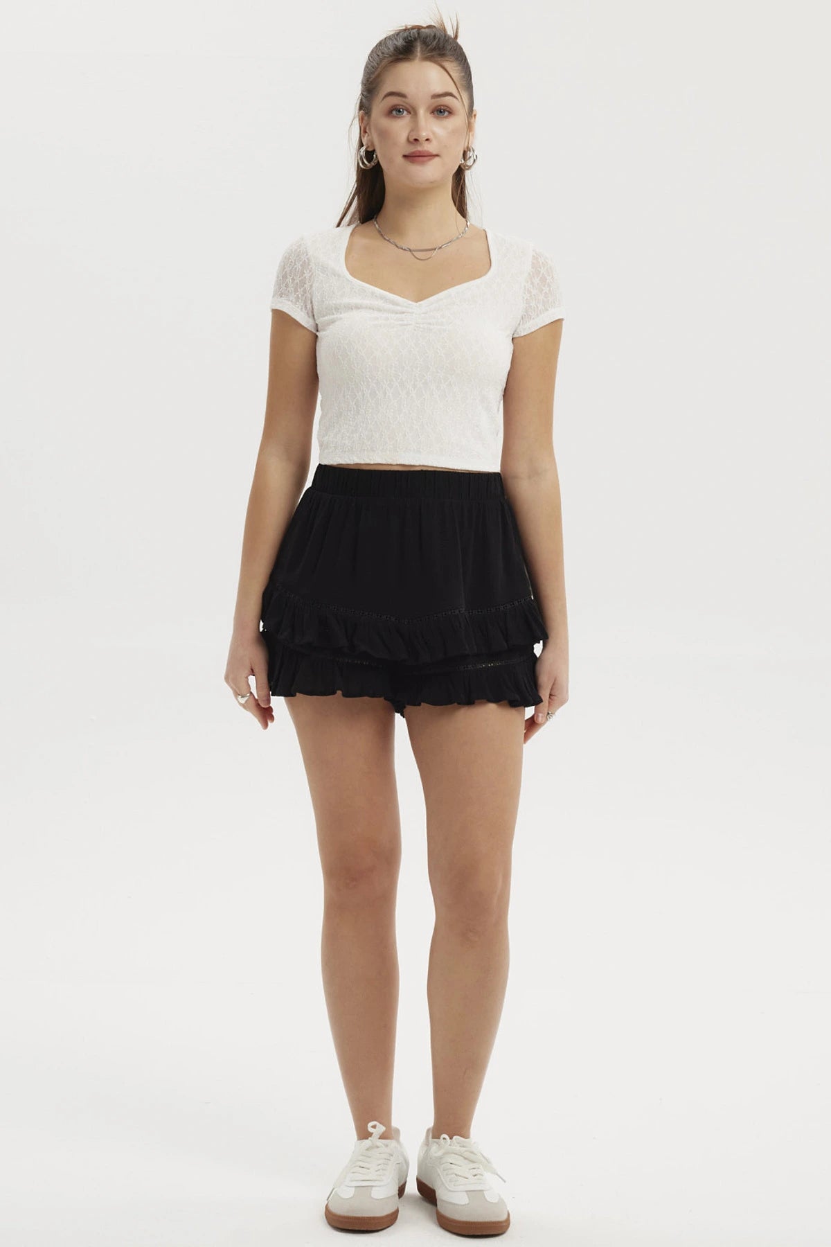 Short negro de mujer con capas de volantes ligeros estilo bohemio sin estampa diseño liso ideal para verano