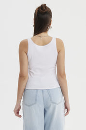 Polera blanca de mujer sin mangas con texto 'Lucky' en el centro de estilo minimalista y corte ajustado