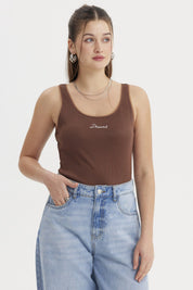 Polera sin mangas café con texto Dreams en el centro estilo minimalista ideal para un look casual y cómodo