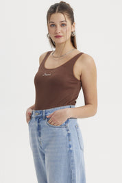 Polera sin mangas café con texto Dreams en el centro estilo minimalista ideal para un look casual y cómodo