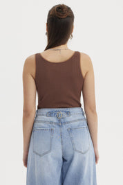 Polera sin mangas café con texto Dreams en el centro estilo minimalista ideal para un look casual y cómodo