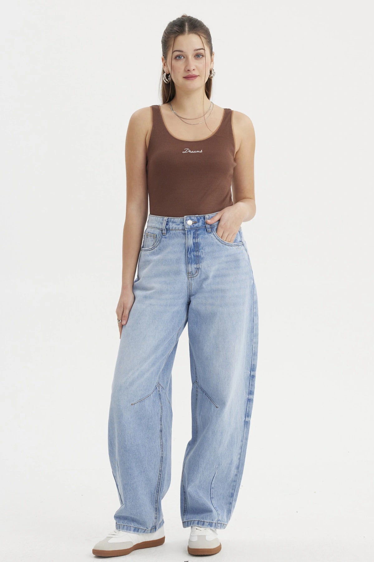Polera sin mangas café con texto Dreams en el centro estilo minimalista ideal para un look casual y cómodo