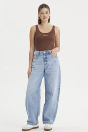 Polera sin mangas café con texto Dreams en el centro estilo minimalista ideal para un look casual y cómodo
