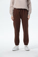 Pantalón buzo mujer jogger café con pretina elástica y bolsillos
