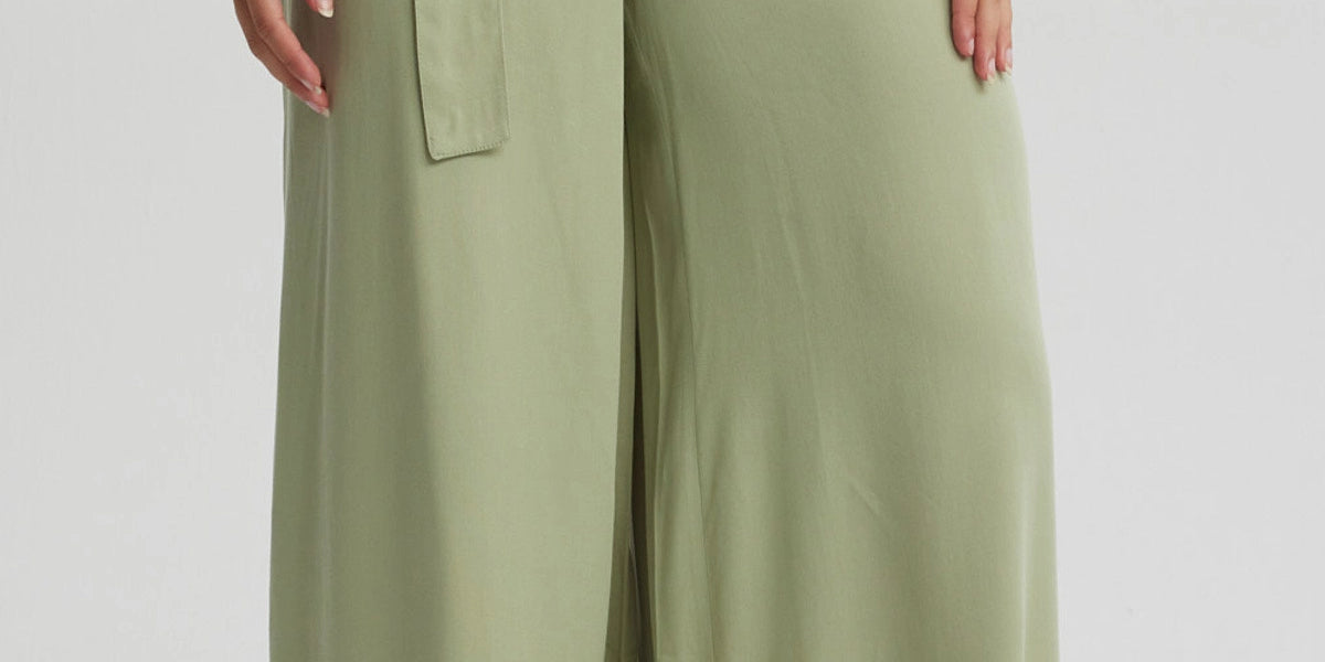 Pantalón palazzo verde para mujer con cinturón del mismo color sin estampa diseño amplio y fluido