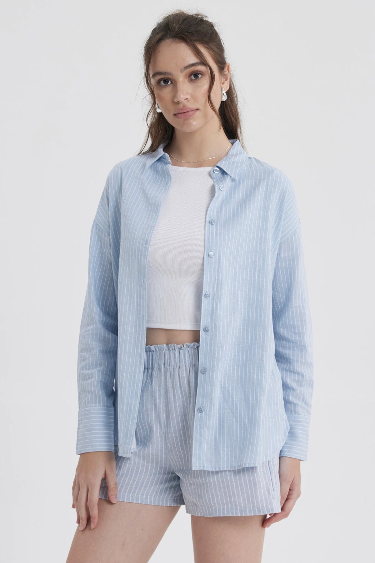 Blusa celeste de mujer tipo crop con rayas verticales y manga larga