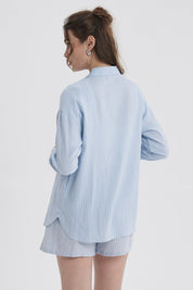 Blusa celeste de mujer tipo crop con rayas verticales y manga larga