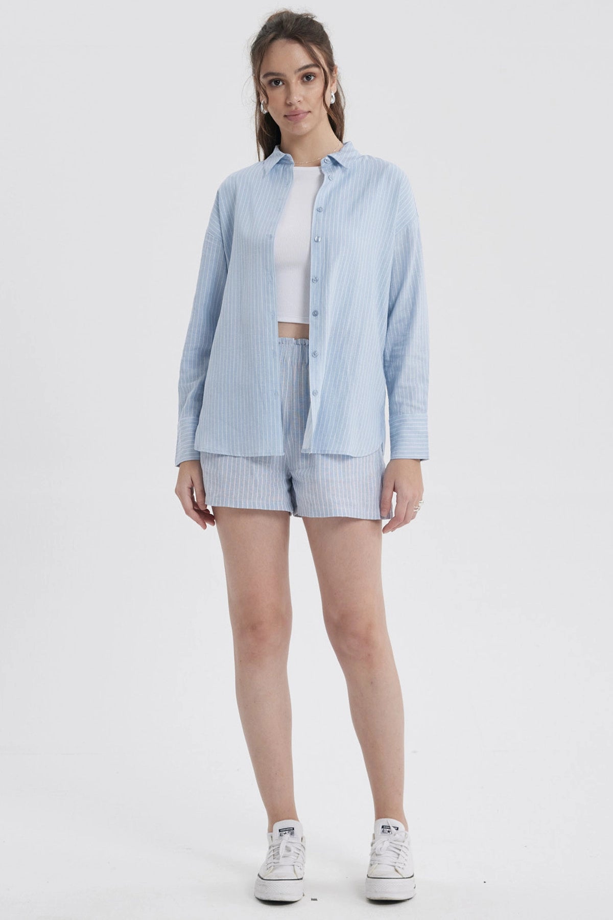 Blusa celeste de mujer tipo crop con rayas verticales y manga larga