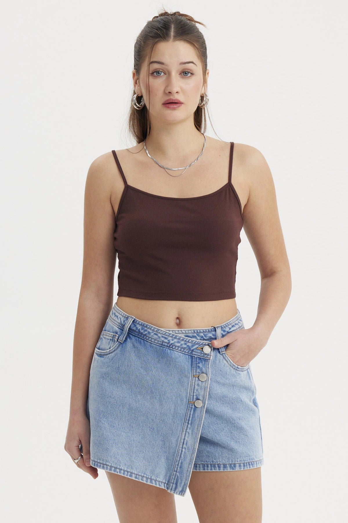 Peto crop café oscuro de tirantes delgados ajustado y liso perfecto para combinar con faldas o jeans en un día casual