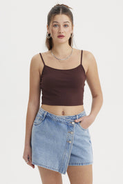 Peto crop café oscuro de tirantes delgados ajustado y liso perfecto para combinar con faldas o jeans en un día casual