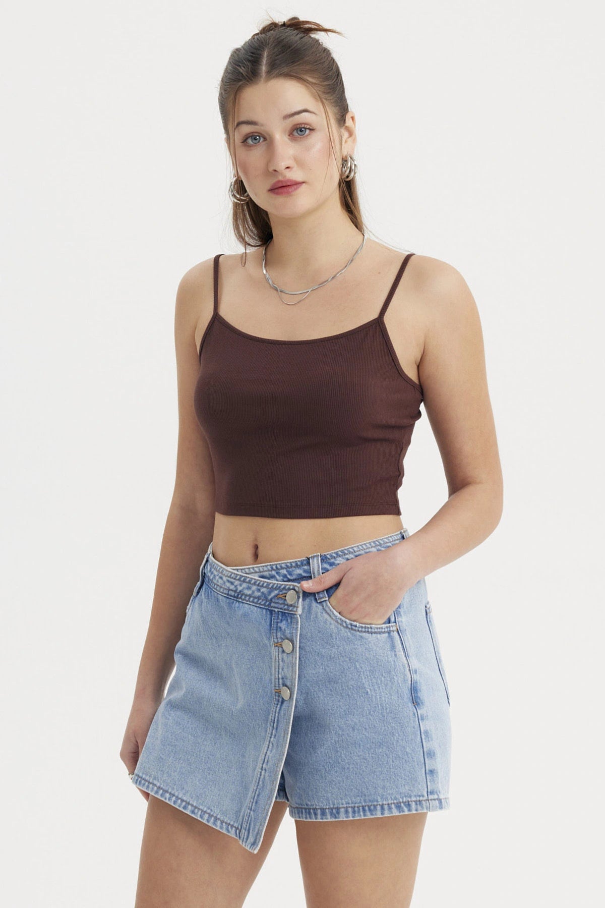 Peto crop café oscuro de tirantes delgados ajustado y liso perfecto para combinar con faldas o jeans en un día casual