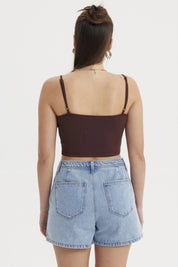Peto crop café oscuro de tirantes delgados ajustado y liso perfecto para combinar con faldas o jeans en un día casual