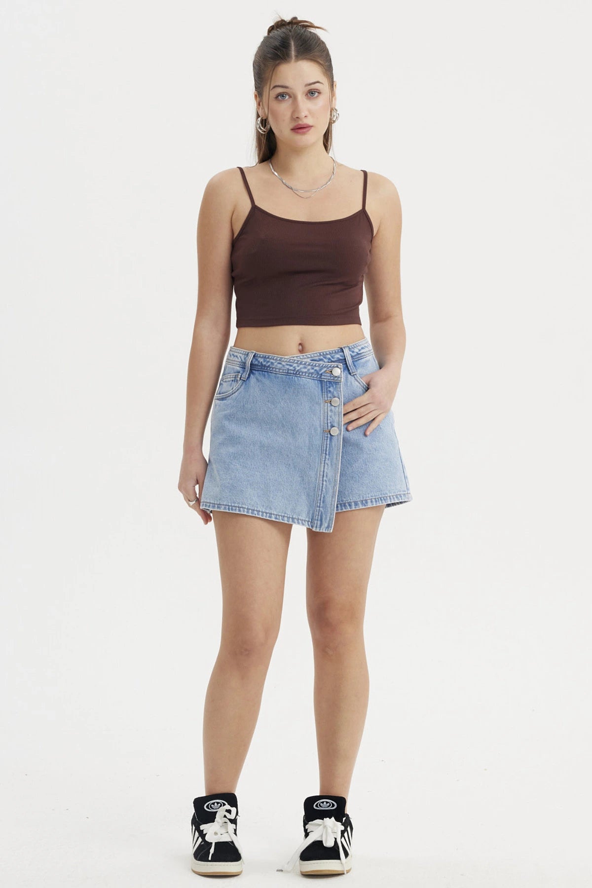 Peto crop café oscuro de tirantes delgados ajustado y liso perfecto para combinar con faldas o jeans en un día casual