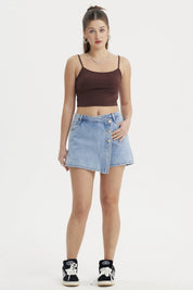 Peto crop café oscuro de tirantes delgados ajustado y liso perfecto para combinar con faldas o jeans en un día casual