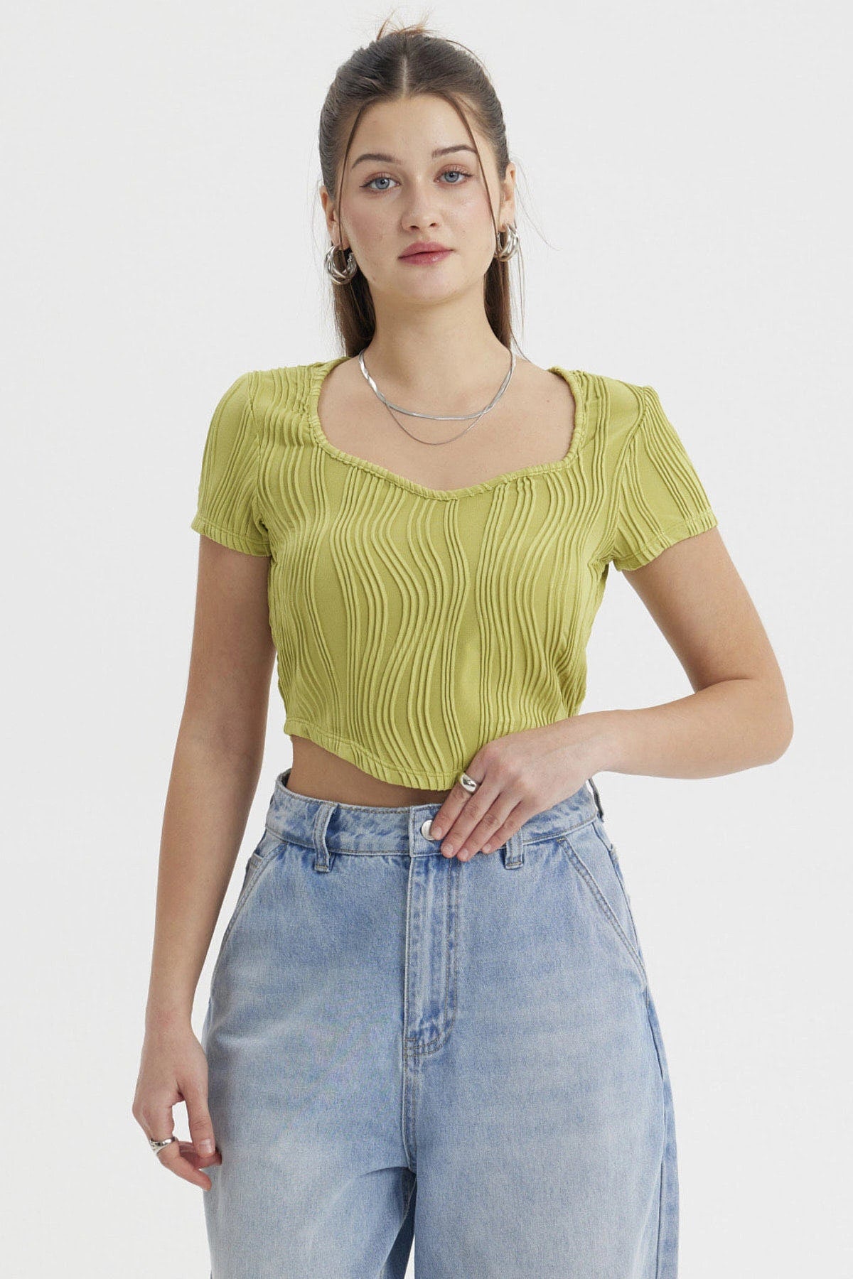 Polera corta verde para mujer con textura ondulada sin estampa lisa y escote redondeado
